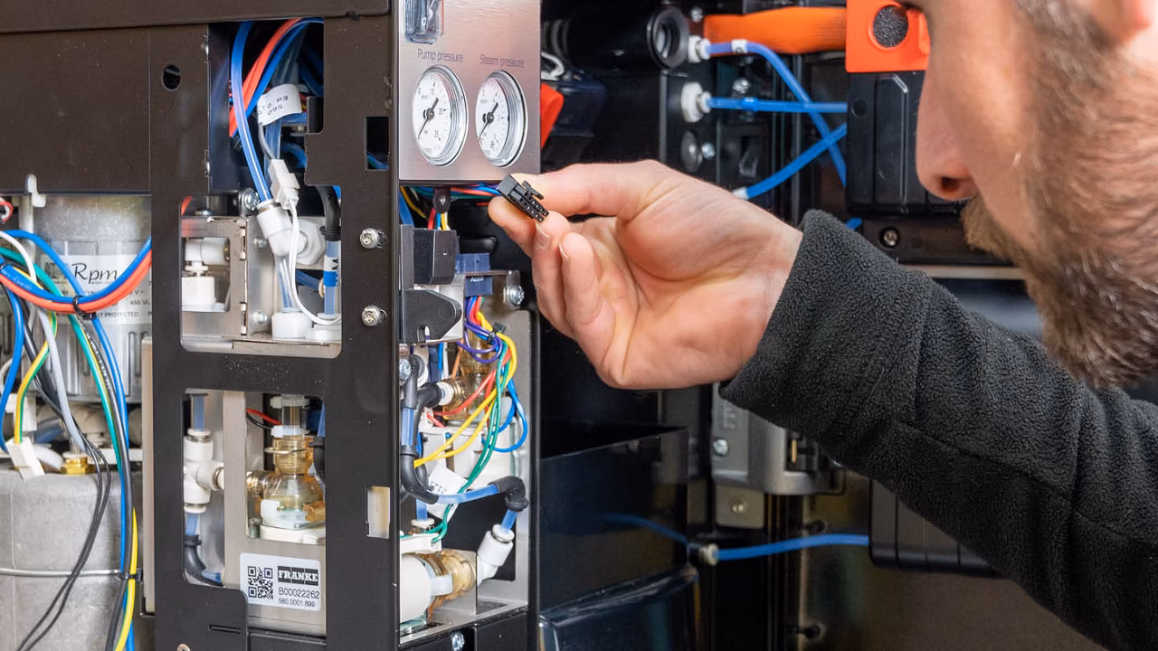 Kundendienst-Techniker bei Wartungsarbeiten