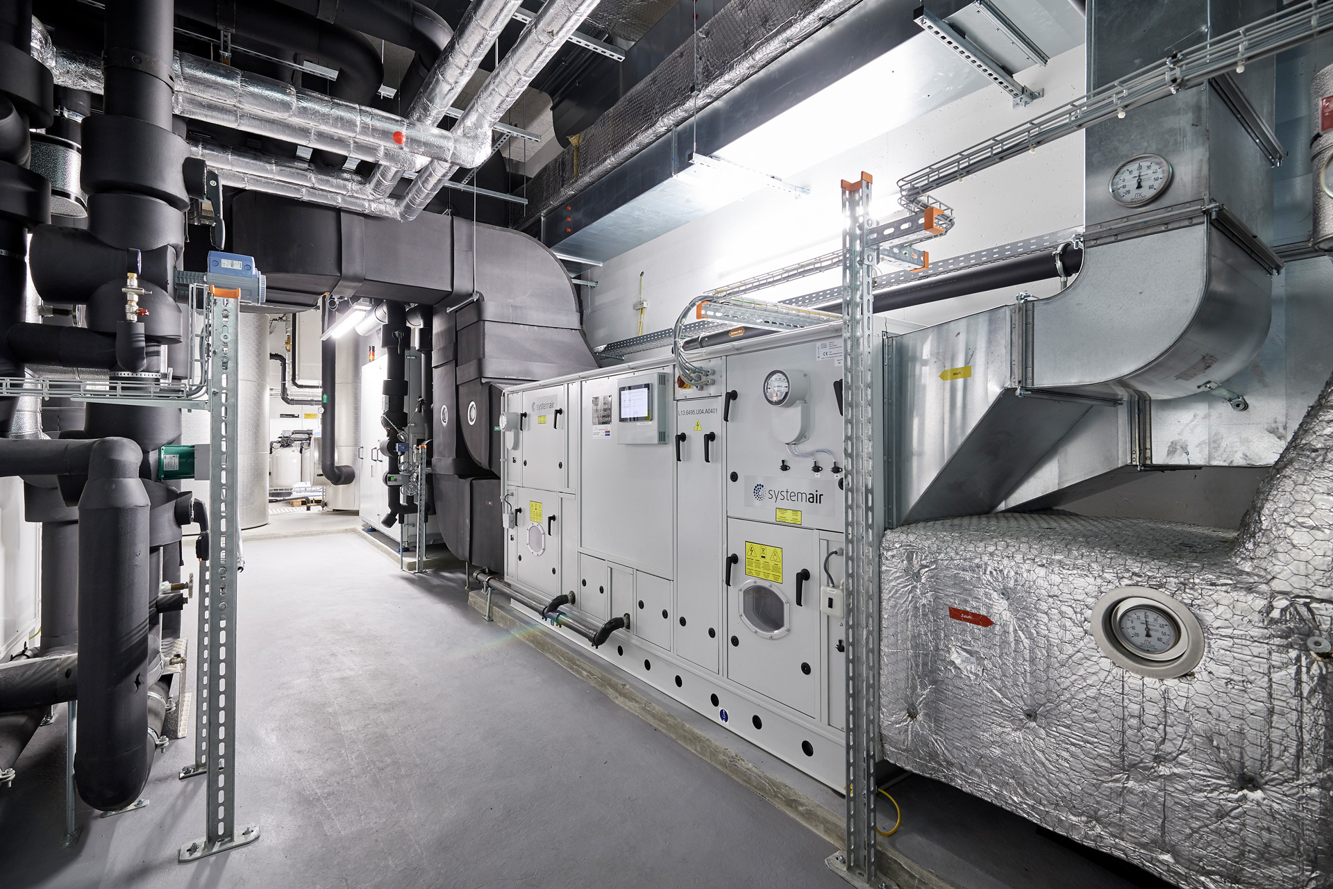 Moderne Lüftungsanlage mit Systemair-Geräten in einem Technikraum